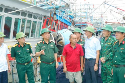 Tư lệnh Quân khu 4 kiểm tra công tác ứng phó bão số 3 tại các đơn vị