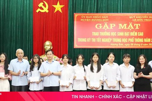 Hương Sơn tuyên dương học sinh đạt thành tích cao tuyển sinh đại học