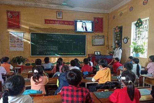 Hơn 3.600 học sinh Mù Cang Chải tiếp tục được học tiếng Anh miễn phí