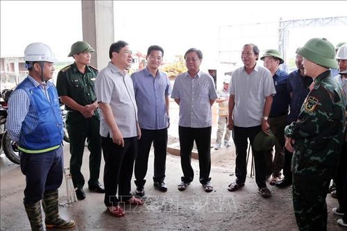 Bộ trưởng Lê Minh Hoan kiểm tra việc ứng phó bão số 3 tại Nam Định