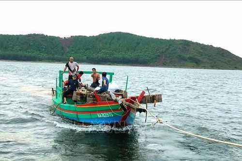 Cứu hộ thành công tàu cá bị chìm trên biển