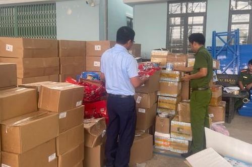 Tạm giữ gần 3 tấn sữa bột, thực phẩm chức năng nghi nhập lậu