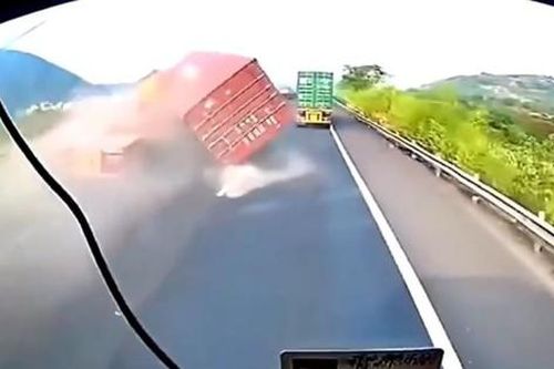 Clip: Đâm vào dải phân cách, thùng xe container rơi xuống đường