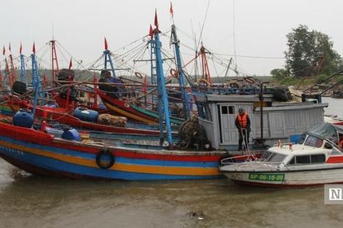 Nghệ An: Hỗ trợ ngư dân chằng néo tàu thuyền, kéo bè cá lên bờ tránh bão YAGI