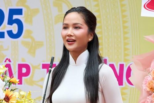 H'Hen Niê về lại trường cũ, trao quà nhân ngày khai giảng năm học mới