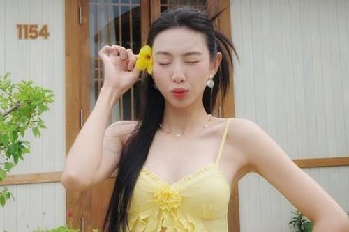'Mốt' diện áo mỏng tanh, khoe 'gò bồng đảo' của hoa hậu Thùy Tiên