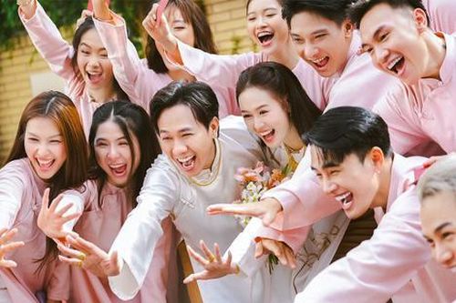Lễ ăn hỏi của Anh Đức và vợ kém 12 tuổi, đội hình bê tráp gây chú ý