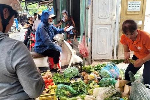 Chợ dân sinh, siêu thị tấp nập khách hàng mua sắm trước siêu bão