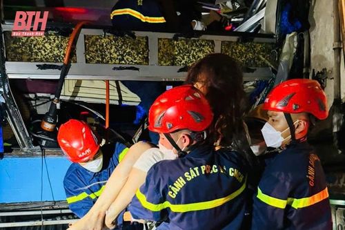 Cứu nạn kịp thời 4 người trong đêm mưa bão