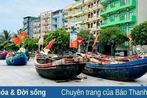 Ngư dân TP Sầm Sơn dừng đánh bắt, đưa thuyền lên bờ tránh trú bão