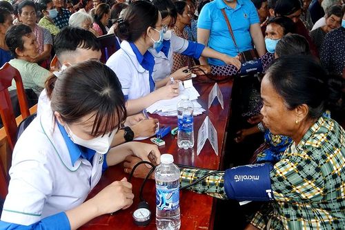 Ban Dân tộc tỉnh An Giang khám bệnh, tặng quà bà con đồng bào dân tộc thiểu số Khmer ở Tri Tôn