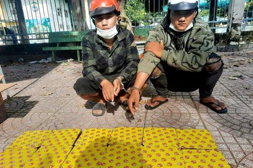 Công an huyện Tri Tôn bắt quả tang 2 đối tượng vận chuyển pháo lậu