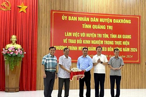 Lãnh đạo huyện Tri Tôn học tập kinh nghiệm thực hiện công tác giảm nghèo tại huyện Đakrông, tỉnh Quảng Trị