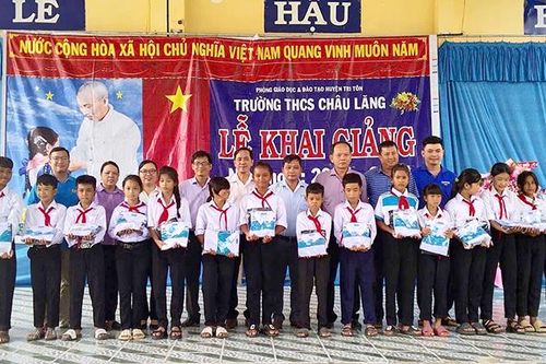 Trao tặng đồng phục và thẻ bảo hiểm y tế cho học sinh đồng bào dân tộc thiểu số Khmer huyện Tri Tôn