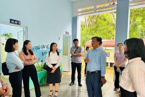 Nhân rộng mô hình sử dụng chế phẩm vi sinh vật bản địa để xử lý mùi hôi ở các nhà vệ sinh trường học