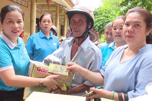 Trao quà cho hộ nghèo và học sinh có hoàn cảnh khó khăn