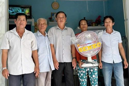 Bàn giao nhà 'Nghĩa tình nông dân'