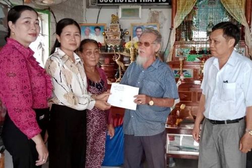 Thăm hỏi và hỗ trợ người dân có nhà bị tốc mái do dông lốc