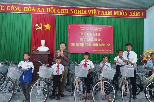 Tặng xe đạp và vở cho học sinh nghèo huyện Phú Thiện và Ia Pa