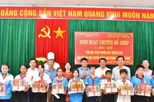 Sinh hoạt chuyên đề ghép về tuyên truyền phát triển du lịch gắn kết giáo dục truyền thống cách mạng