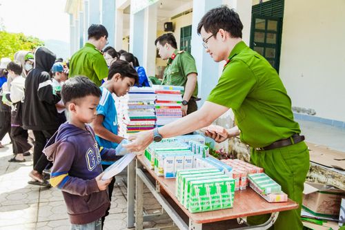 Dấu ấn màu áo thanh niên