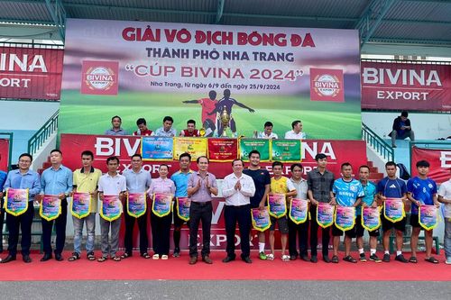 16 đội bóng tranh tài Giải vô địch bóng đá TP. Nha Trang