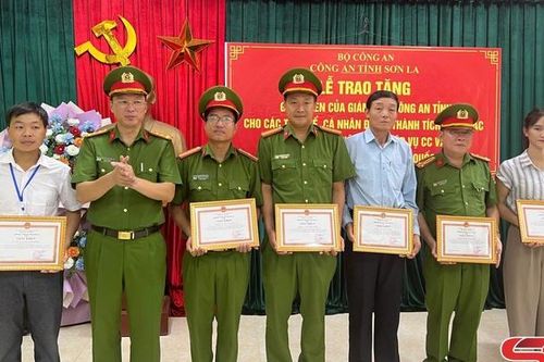 Khen thưởng tập thể, cá nhân tham gia Hội thi nghiệp vụ chữa cháy và cứu nạn