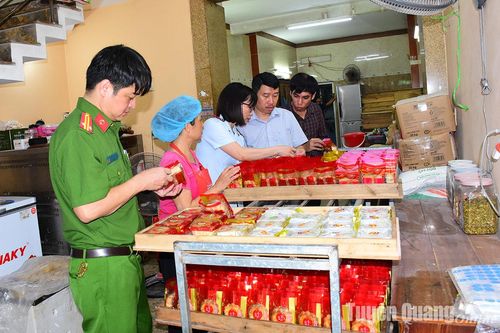 Ra quân kiểm tra an toàn thực phẩm dịp Tết Trung thu