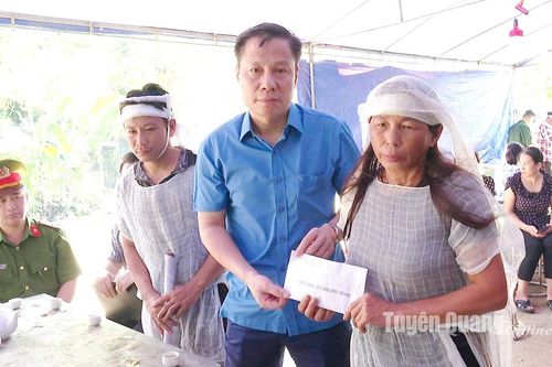 Lãnh đạo huyện Chiêm Hóa thăm hỏi, động viên gia đình thành viên Tổ đảm bảo ANTT ở cơ sở tử vong khi đang làm nhiệm vụ