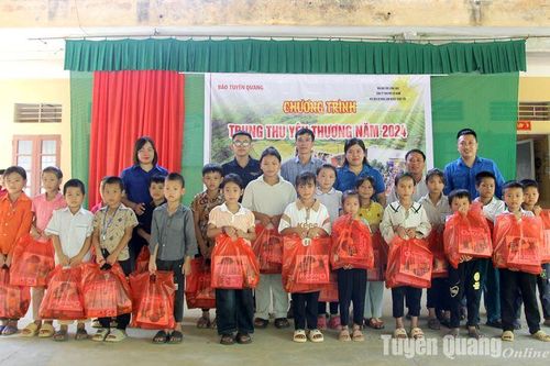 Tặng 100 suất quà Trung thu cho trẻ có hoàn cảnh khó khăn tại xã Sơn Phú và Đà Vị
