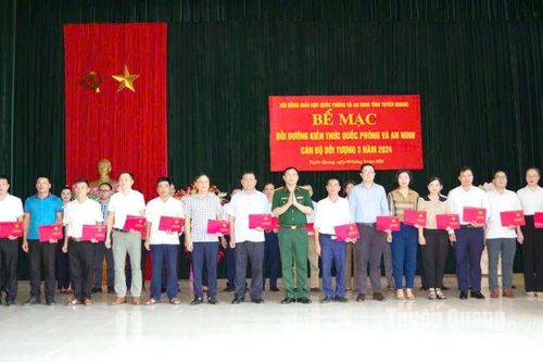 Bế mạc lớp bồi dưỡng kiến thức quốc phòng, an ninh đối tượng 3
