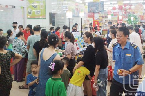 Người dân chủ động dự trữ đồ ăn trước khi bão đến