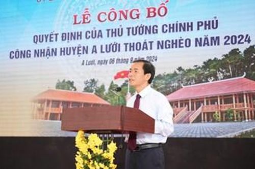 Công bố quyết định công nhận A Lưới thoát nghèo