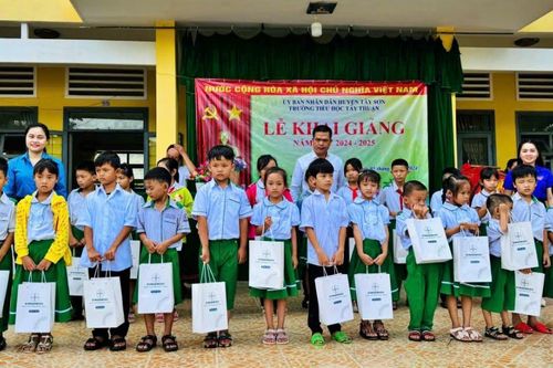 Thủy điện An Khê - Ka Nak: 'Cắp sách đến trường cùng học sinh nghèo' tại Bình Định và Gia Lai