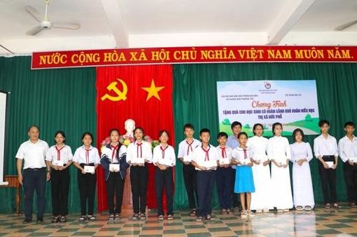 Những người làm Báo trao quà cho học sinh Quảng Ngãi có hoàn cảnh khó khăn