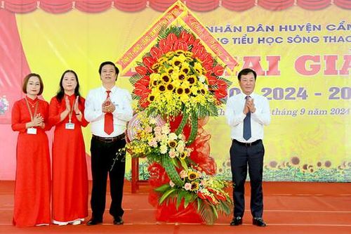 Chủ tịch UBND tỉnh Phú Thọ dự lễ khai giảng tại Trường Tiểu học Sông Thao