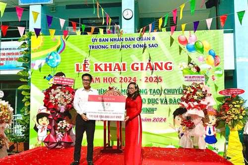 Agribank Chi nhánh 8 trao tặng thiết bị giảng dạy cho Trường Tiểu học Bông Sao