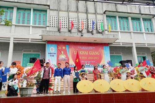 Gian nan đường đến trường của học sinh vùng cao Nam Giang