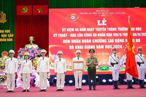 Trường Đại học Kỹ thuật-Hậu cần CAND đón nhận Huân chương Lao động hạng Ba