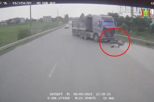 Không giảm tốc độ, ô tô lao trực diện xe máy