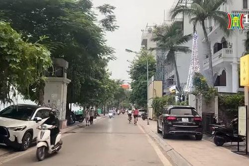 Xe đỗ bừa bãi ở phố Quảng An