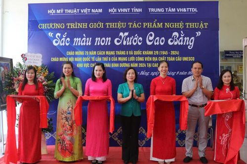 Khai mạc triển lãm tranh 'Sắc màu non nước Cao Bằng'