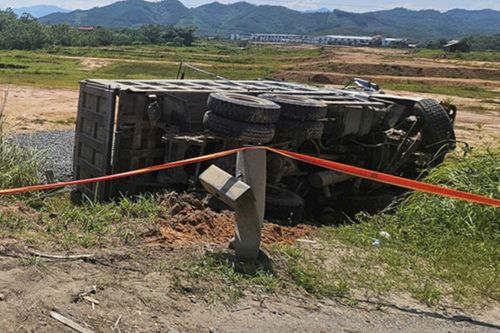 Tin tai nạn giao thông mới nhất ngày 6/9: Xe máy va chạm ô tô tải, 2 người chết