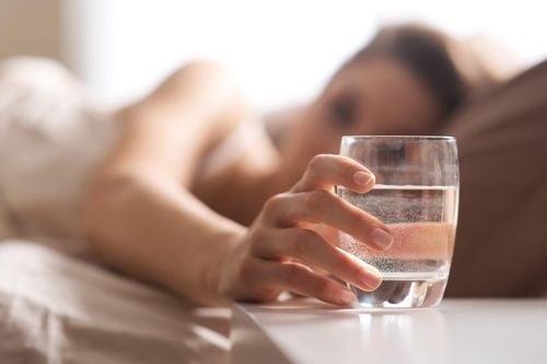Uống nước ấm khi bụng đói có tác dụng gì?