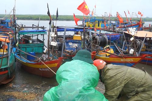 Người dân miền Trung cấp tập đưa tàu thuyền vào bờ tránh bão