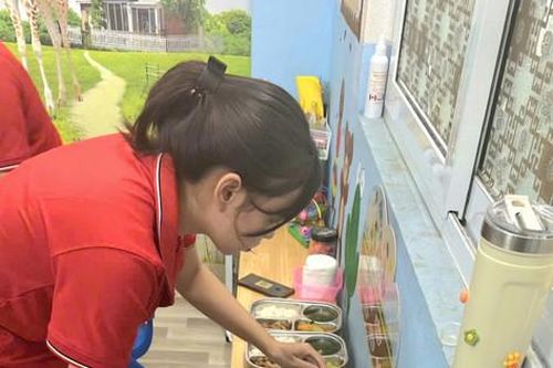 Quận Thanh Xuân phản hồi việc phụ huynh phản ánh lớp cho trẻ ăn 'cháo trắng'