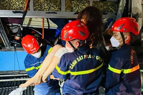 Giải cứu ba hành khách mắc kẹt trên cao tốc trong đêm mưa bão