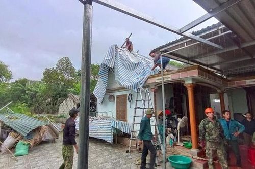Lốc xoáy khiến nhà dân bị tốc mái, cây cối gãy đổ