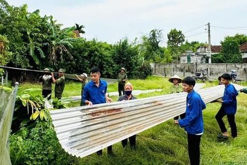 Đoàn viên hỗ trợ sơ tán người dân tránh bão số 3, khắc phục hậu quả sau cơn dông lốc