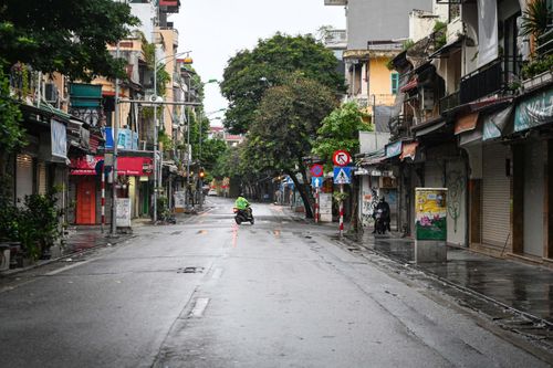 Phố phường Hà Nội vắng lặng trong cơn bão số 3